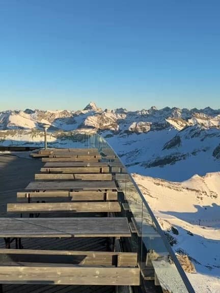 Aussichtsplattform hoch über verschneiten Allgäuer Bergen, im Hintergrund spitze Gipfel